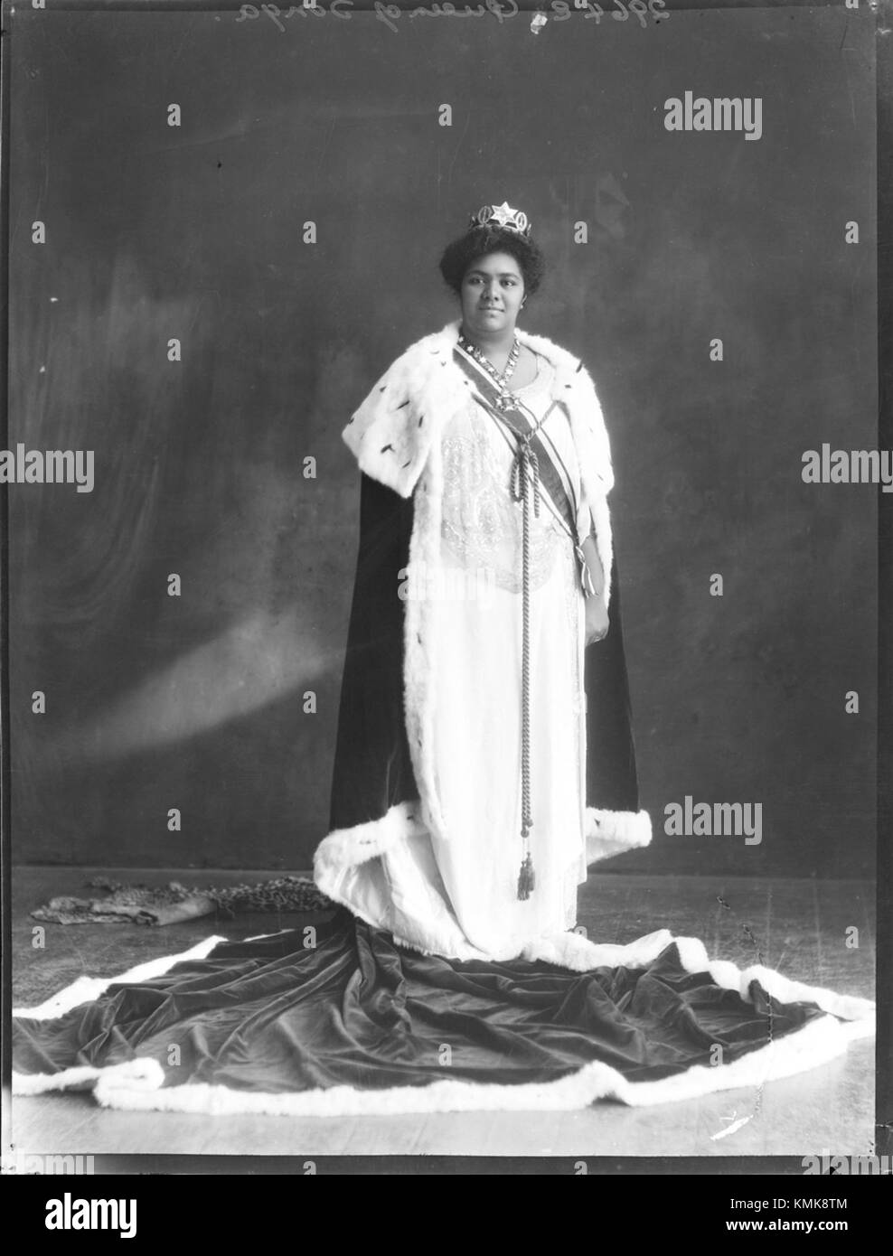 Salote Tupou III fu regina di Tonga dal 1918 al 1965. Questa immagine la raffigura in un abito da incoronazione, simboleggiando il suo status reale e la sua leadership. Il suo regno fu segnato da sforzi di modernizzazione e da una forte presenza nella cultura tongana. Foto Stock