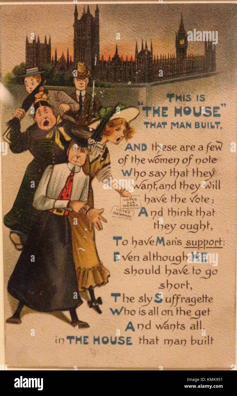 Questa cartolina anti-suffragio del 1908 circa riflette il movimento storico contro i diritti di voto delle donne, rappresentando un periodo significativo all'inizio del XX secolo in cui i dibattiti sul suffragio erano prominenti. Foto Stock