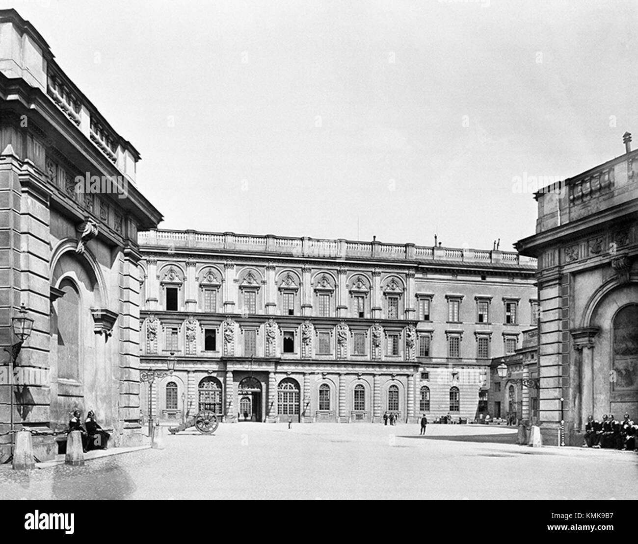 Stockholms slott, noto anche come Palazzo reale di Stoccolma, è uno dei più grandi palazzi d'Europa. Funge da residenza ufficiale del monarca svedese ed è un sito storico e culturale chiave. Foto Stock
