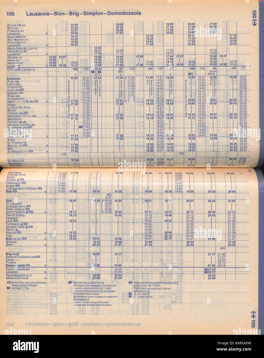 La linea Losanna-Domodossola collega Svizzera e Italia, attraversando regioni panoramiche. Questa linea ferroviaria offre ai viaggiatori splendide vedute delle Alpi e funge da importante percorso di trasporto tra i due paesi. Foto Stock