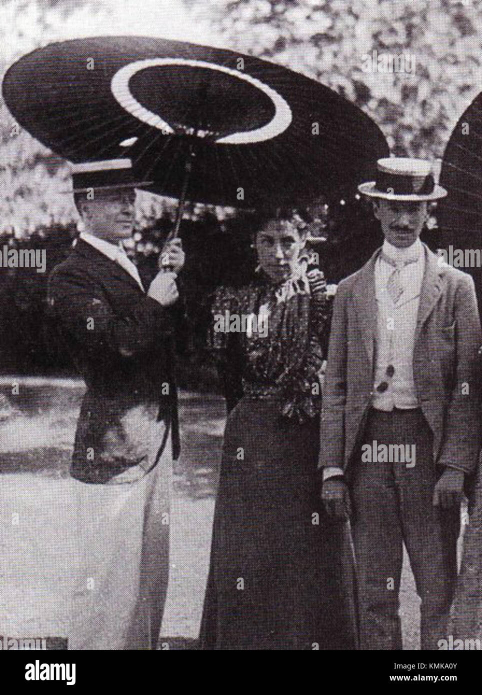 John Gray e Marc-Andre Raffalovich furono figure storiche di spicco all'inizio del XX secolo, noti per il loro coinvolgimento nei circoli culturali, intellettuali e letterari. Questa immagine probabilmente li cattura con un amico, mostrando i loro legami personali. Foto Stock