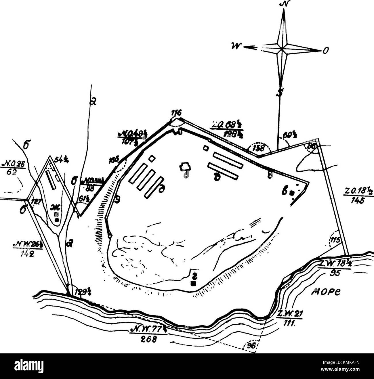 La pianta del terreno della fortezza si riferisce alla disposizione architettonica e strategica del terreno che circonda una fortezza, spesso utilizzata per delineare le strutture di difesa e l'uso della terra intorno al forte. Foto Stock