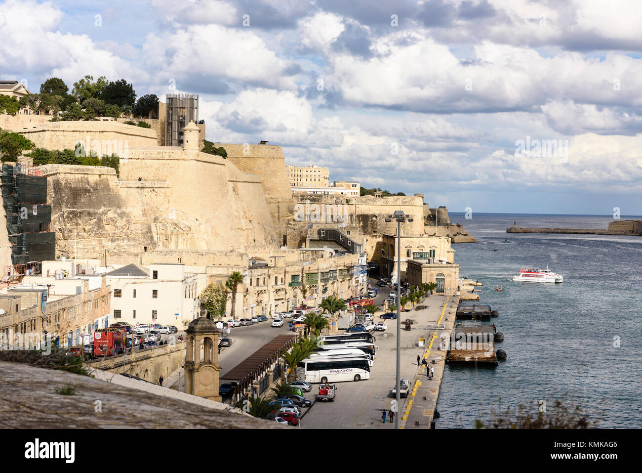 Sui bastioni di La Valletta dal Re Giorgio V giardini e terreni da diporto Foto Stock