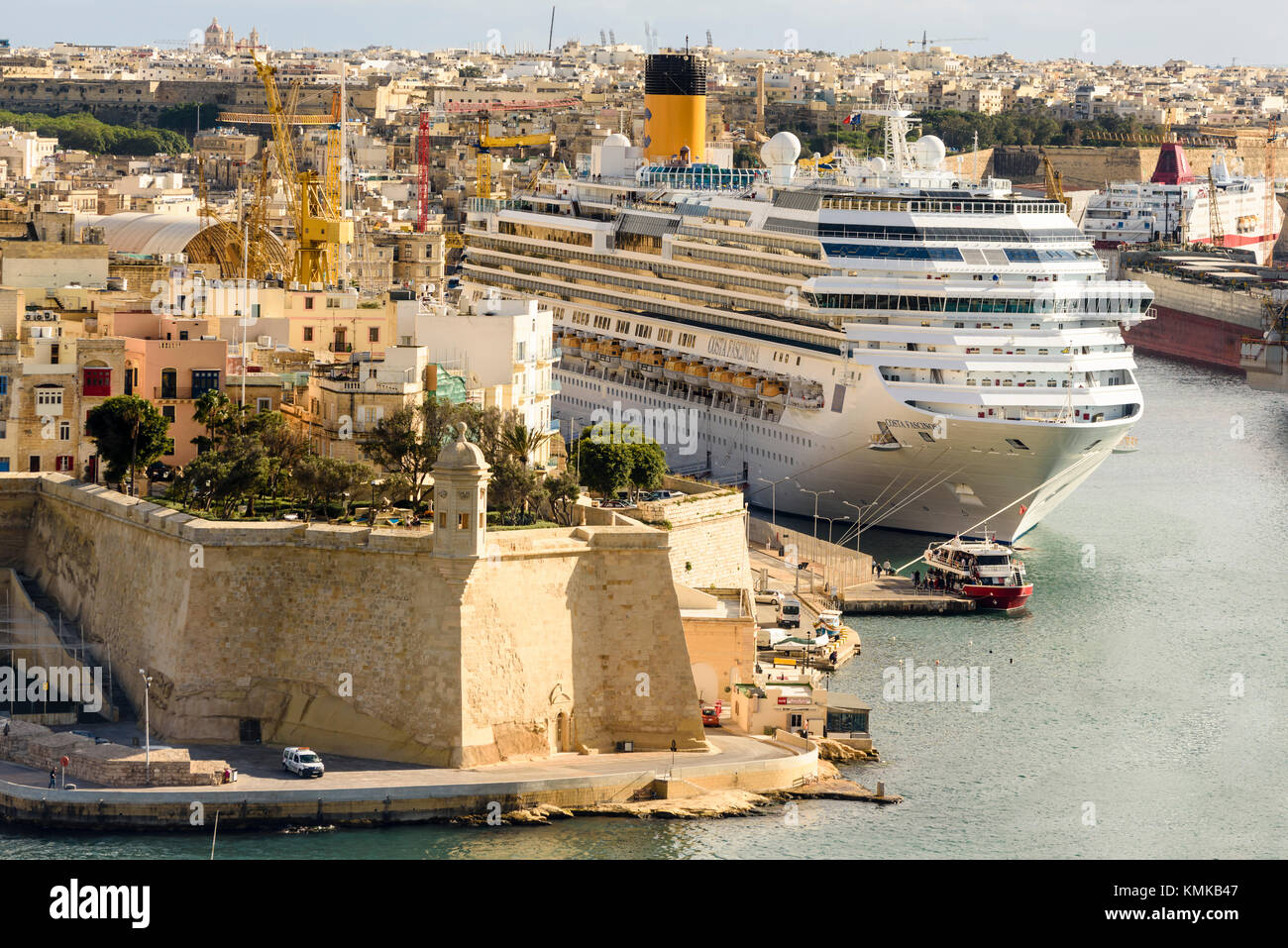 Crociera Costa Fascinosa nel porto di La Valletta, Malta Foto stock - Alamy