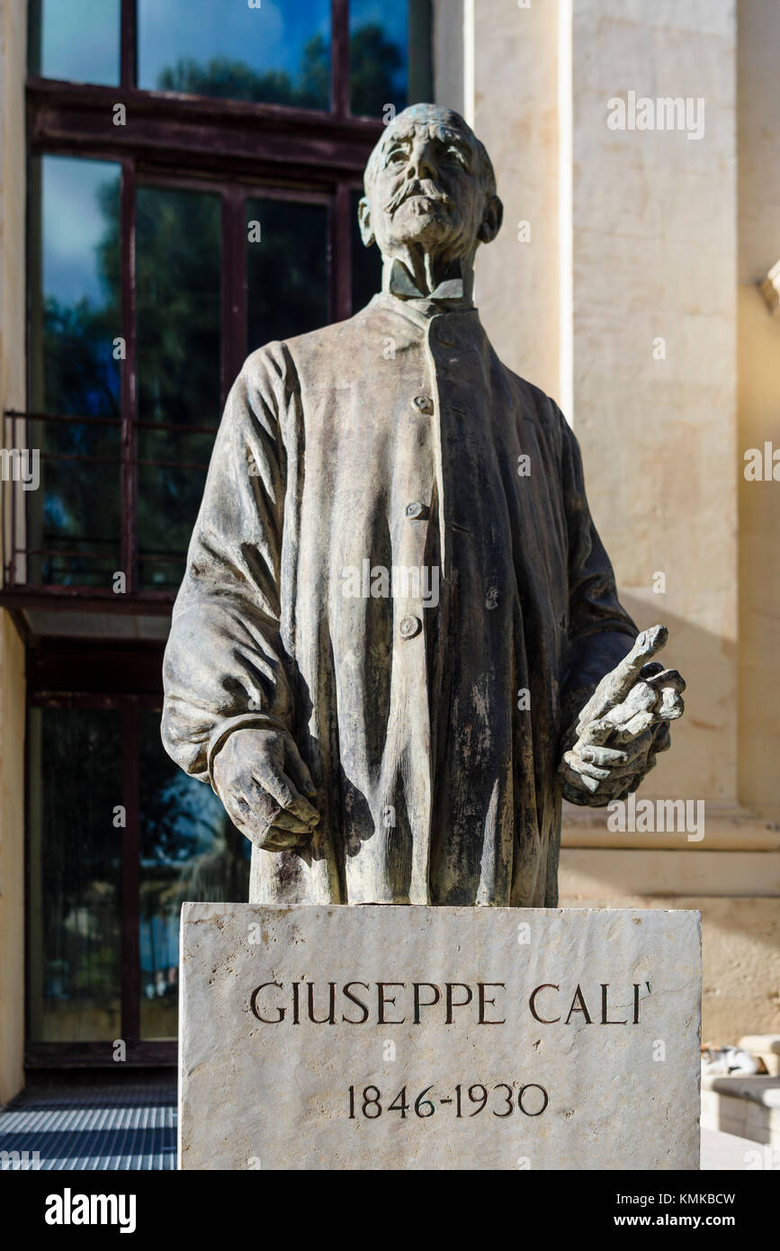 Statua memoriale di Guiseppe Cali, un pittore Maltese e artista, nato 1846, soprannominato "Il diavolo con la spazzola". La Valletta, Malta Foto Stock