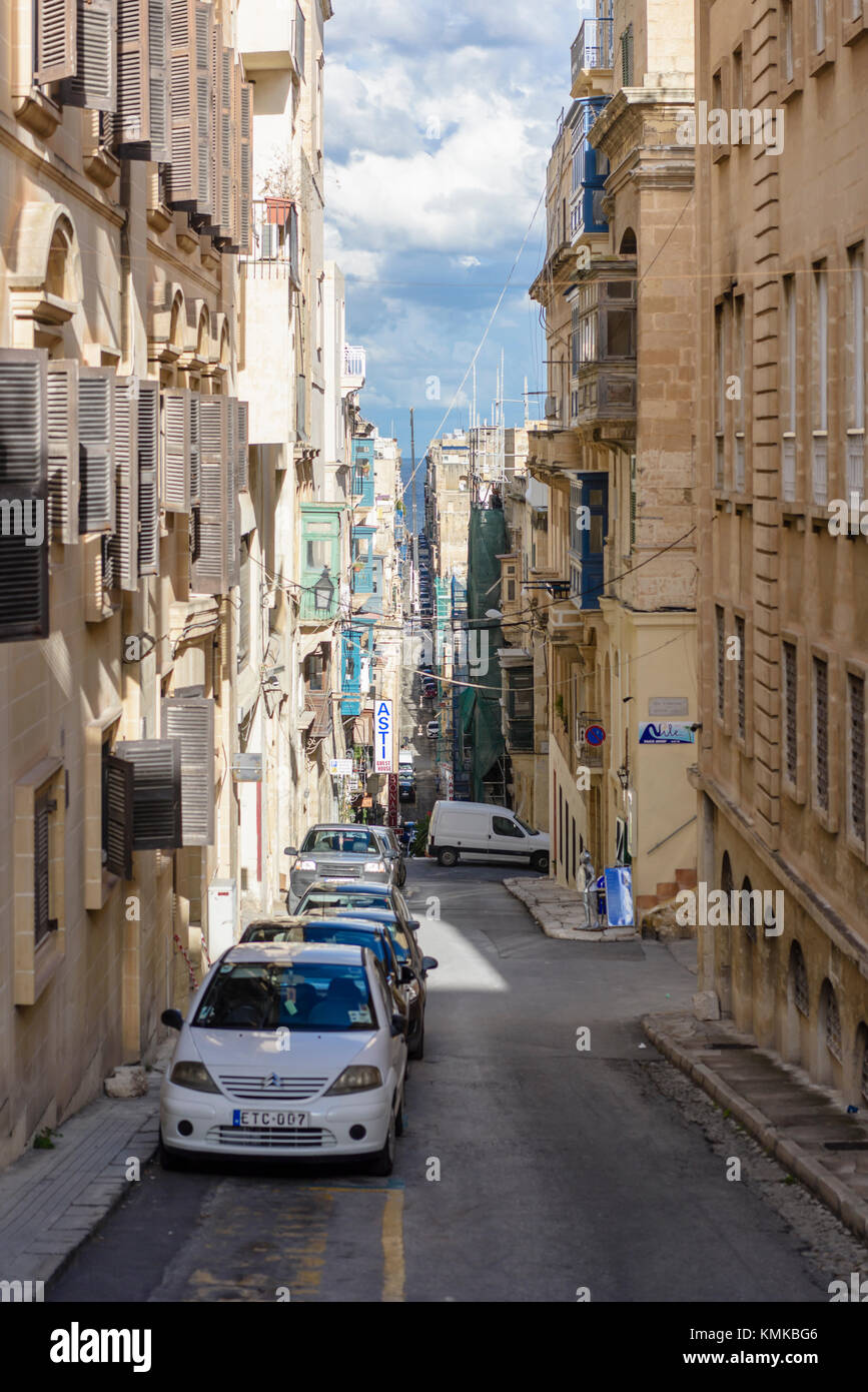 Strada stretta a La Valletta costruito su una collina ripida Foto Stock