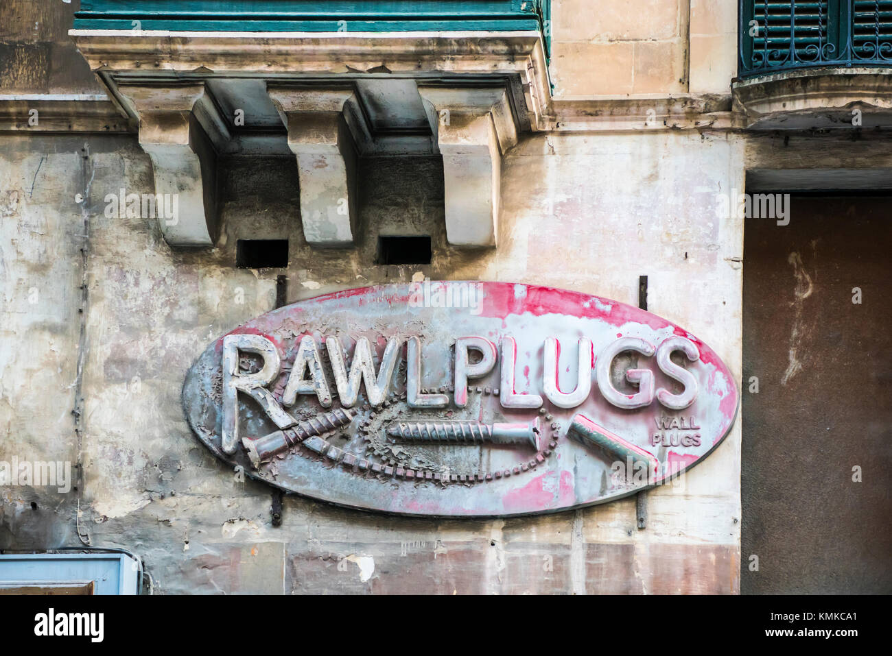 Molto vecchio segno di pubblicità per Rawlplugs, tappi in plastica utilizzati per il fissaggio di elementi di pietra o muri di mattoni. Foto Stock