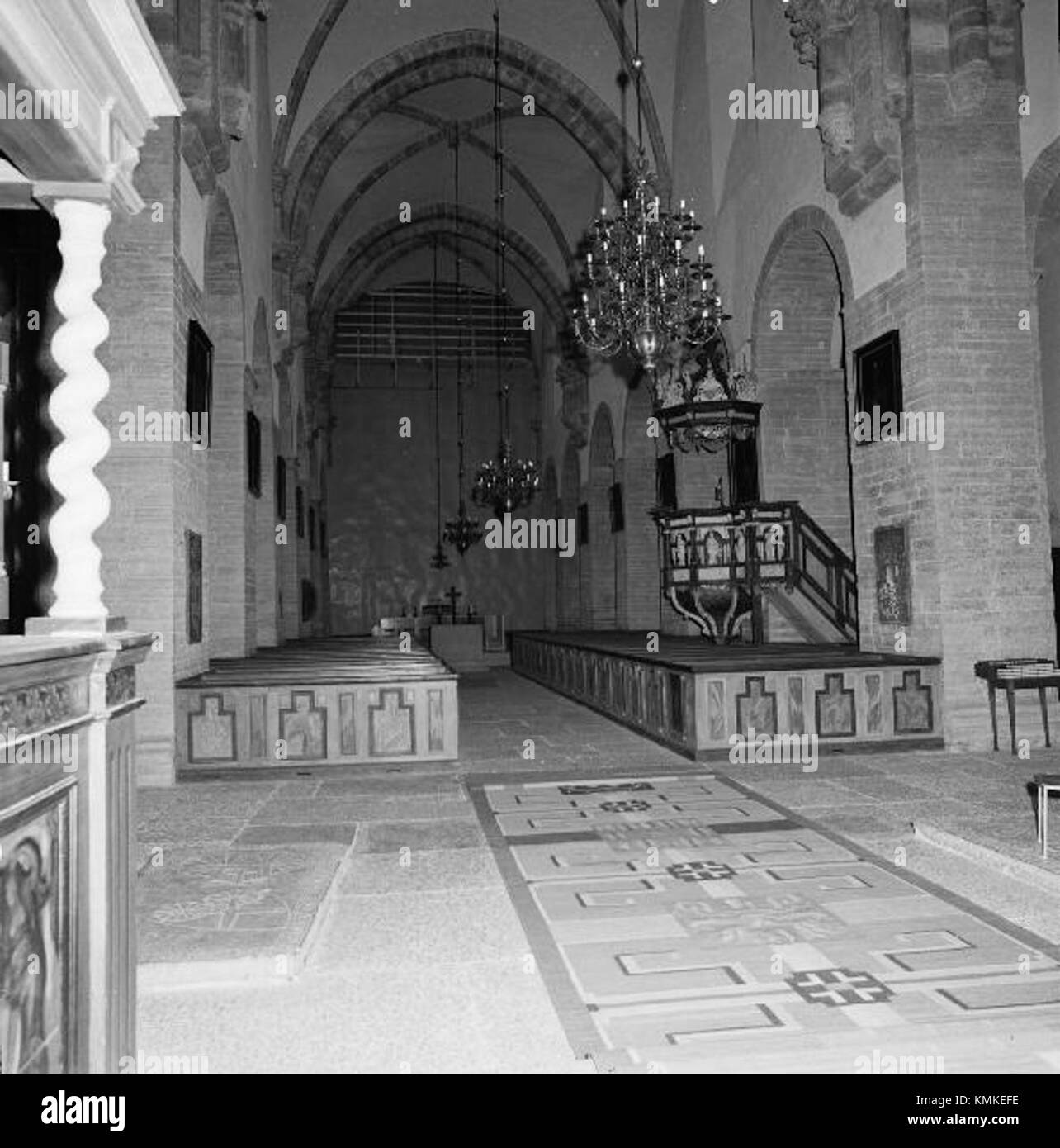 Varnhems Klosterkyrka, situata in Svezia, è una chiesa storica e un complesso monastico. Presente nel catalogo KMB con il numero 16000200170863, è conosciuta per la sua architettura medievale e il ruolo storico nella vita religiosa svedese. La chiesa rimane un importante sito di culto e patrimonio culturale della regione. Foto Stock