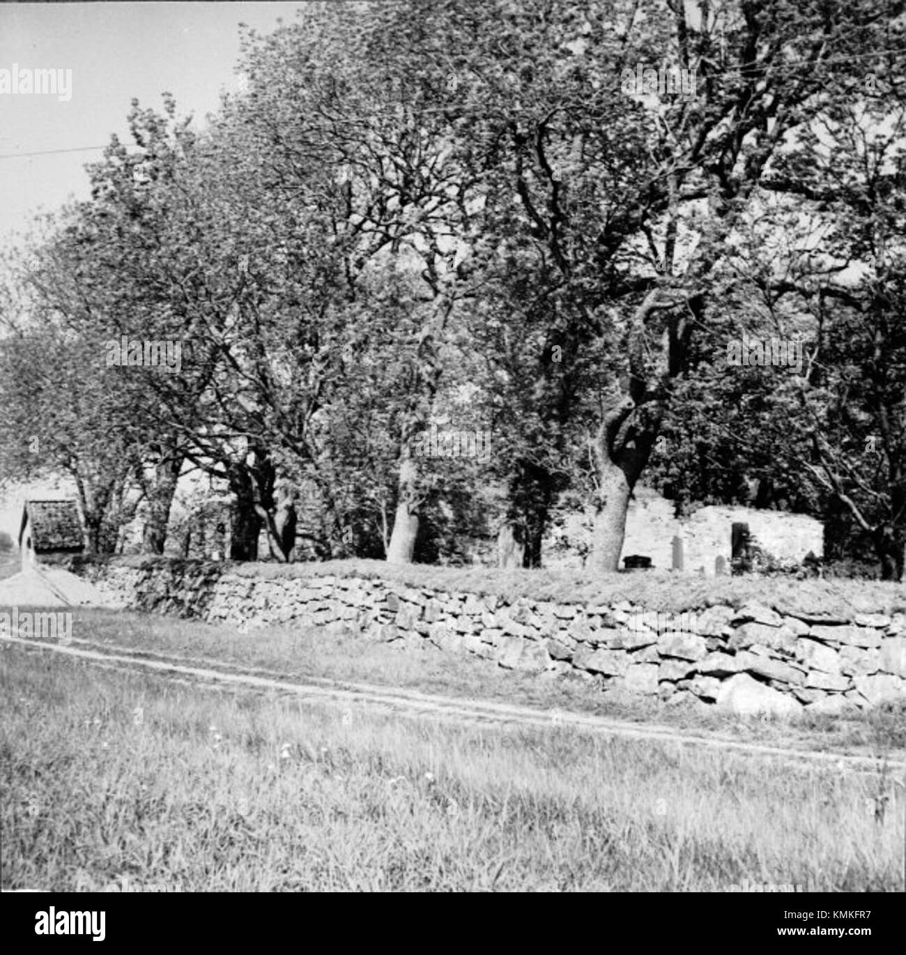 Ytterby gamla kyrka (Chiesa Vecchia) in Svezia è un sito storico, parte della collezione del Swedish Heritage Board. È noto per le sue caratteristiche architettoniche e il suo ruolo nella vita religiosa della comunità locale. Foto Stock