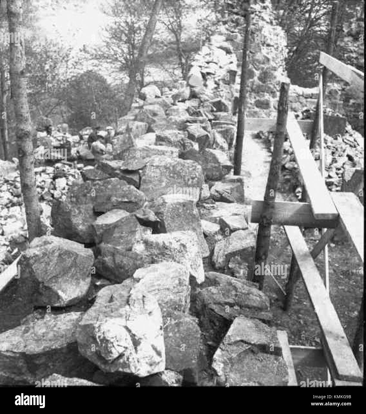 Ukna kyrkoruin, o Ukna Church Ruin, è un sito archeologico situato in Svezia. Il sito è costituito dai resti di una chiesa medievale, che mostra lo stile architettonico e il significato storico del periodo. La rovina offre un'idea della storia religiosa svedese e del ruolo degli edifici delle chiese nelle comunità locali durante il Medioevo. Foto Stock