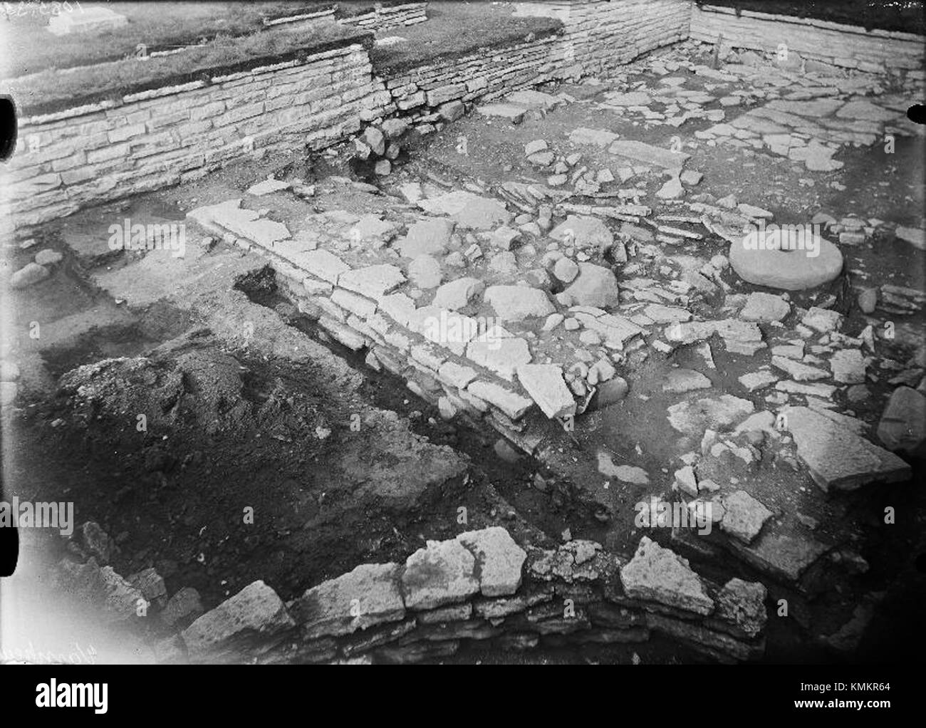 Le rovine dell'abbazia di Varnhem sono i resti di un'abbazia medievale situata a Varnhem, Svezia, significativa per il suo valore storico e archeologico. Foto Stock