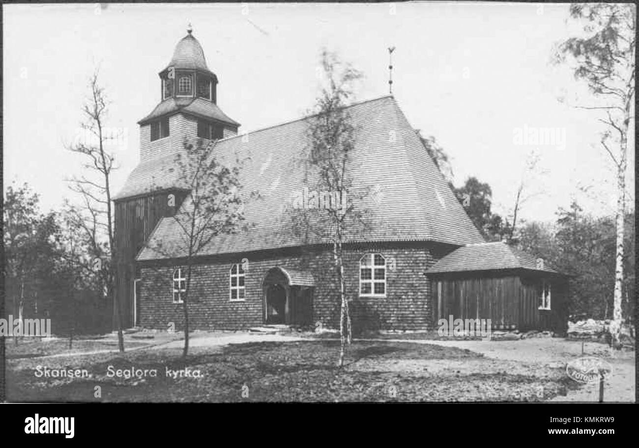 Seglora Kyrka a Stoccolma è una storica chiesa in legno, originariamente costruita nel XVIII secolo, ora conservata come parte del patrimonio culturale svedese. Foto Stock