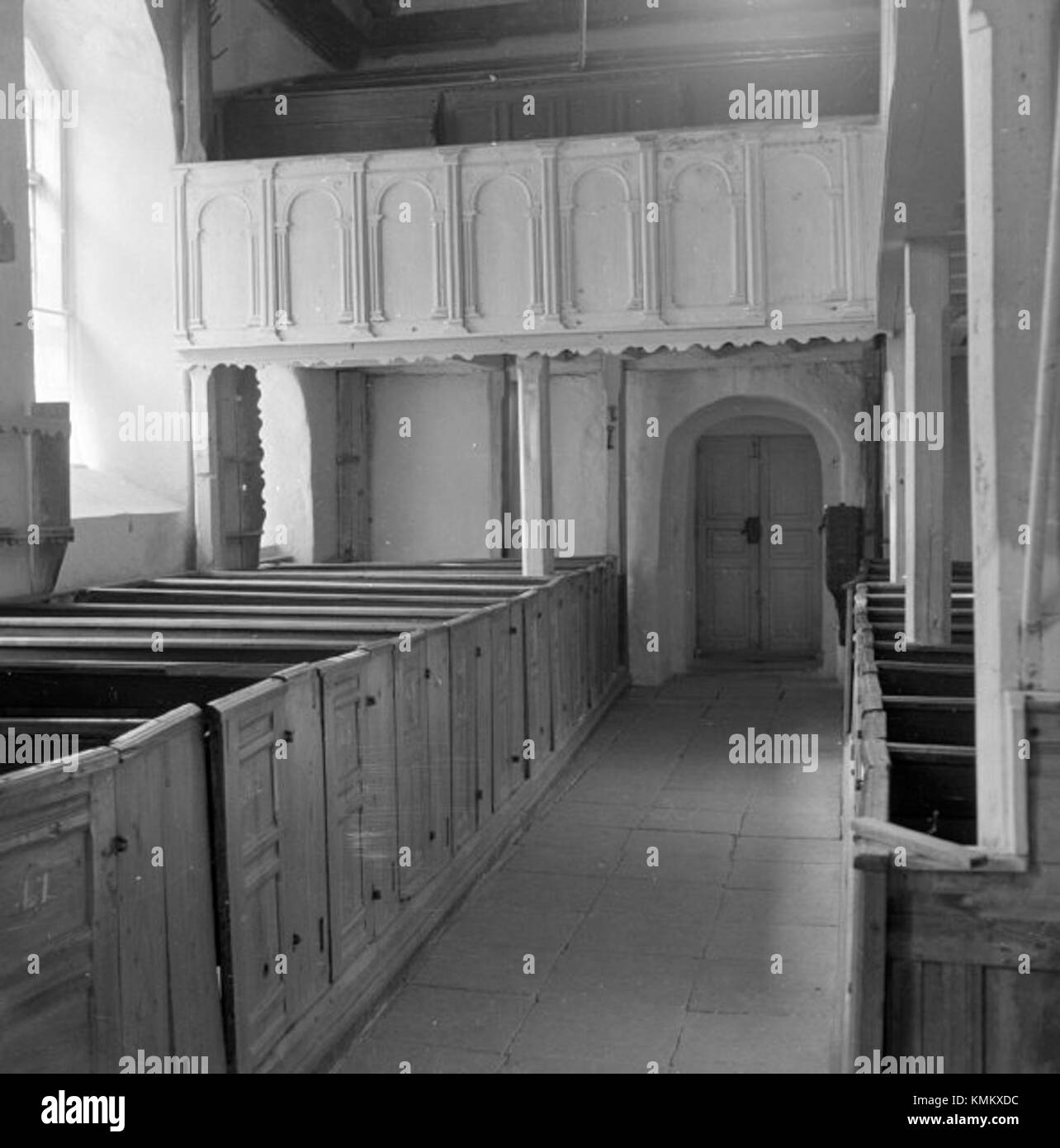 Svenneby gamla kyrka, situata in Svezia, è un esempio di architettura medievale scandinava. La chiesa è stata conservata come importante sito storico e culturale. Foto Stock