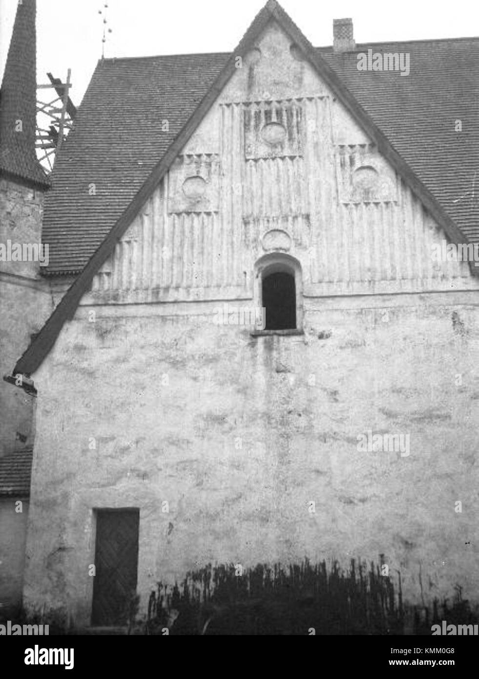 Tierps kyrka è una chiesa storica nella città di Tierp, Svezia. È noto per il suo stile architettonico medievale e funge da punto di riferimento religioso e culturale nella regione. Foto Stock