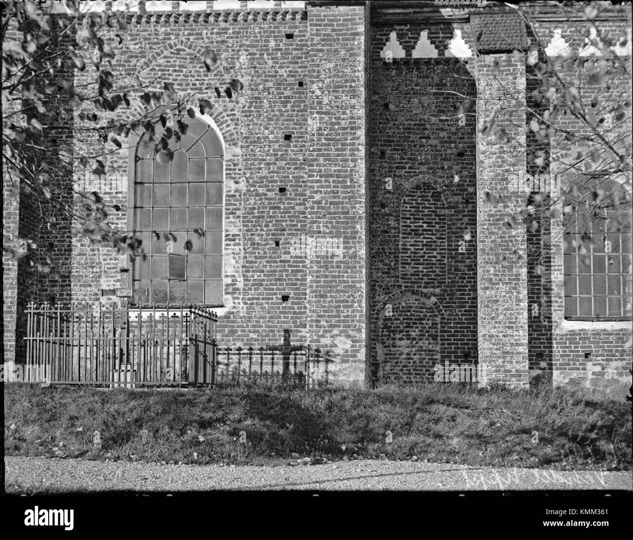 Vendels kyrka, una chiesa storica situata a Vendel, Svezia, è conosciuta per la sua architettura medievale e il suo patrimonio culturale. E' caratterizzato da uno stile romanico, che include una navata e un coro con soffitto piatto. La chiesa è un esempio chiave delle strutture religiose medievali svedesi, che offrono una visione dell'architettura paleocristiana del paese. Foto Stock