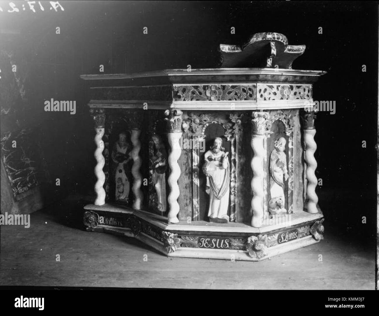 La chiesa di Valdshults, documentata negli archivi del KMB sotto la voce 16000200089457, è un sito storico in Svezia noto per la sua architettura distintiva e il ruolo di centro religioso e comunitario. La chiesa funge da importante esempio di disegno ecclesiastico svedese. Foto Stock