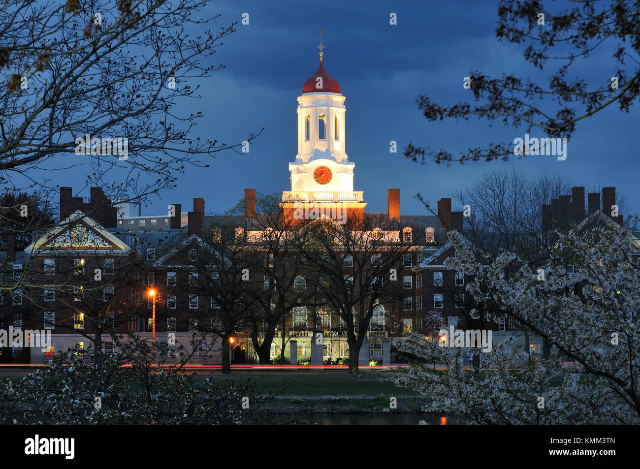 La Harvard University di notte. torre bianca e rossa cupola di dunster house, una residenza per studenti di edificio. Foto Stock
