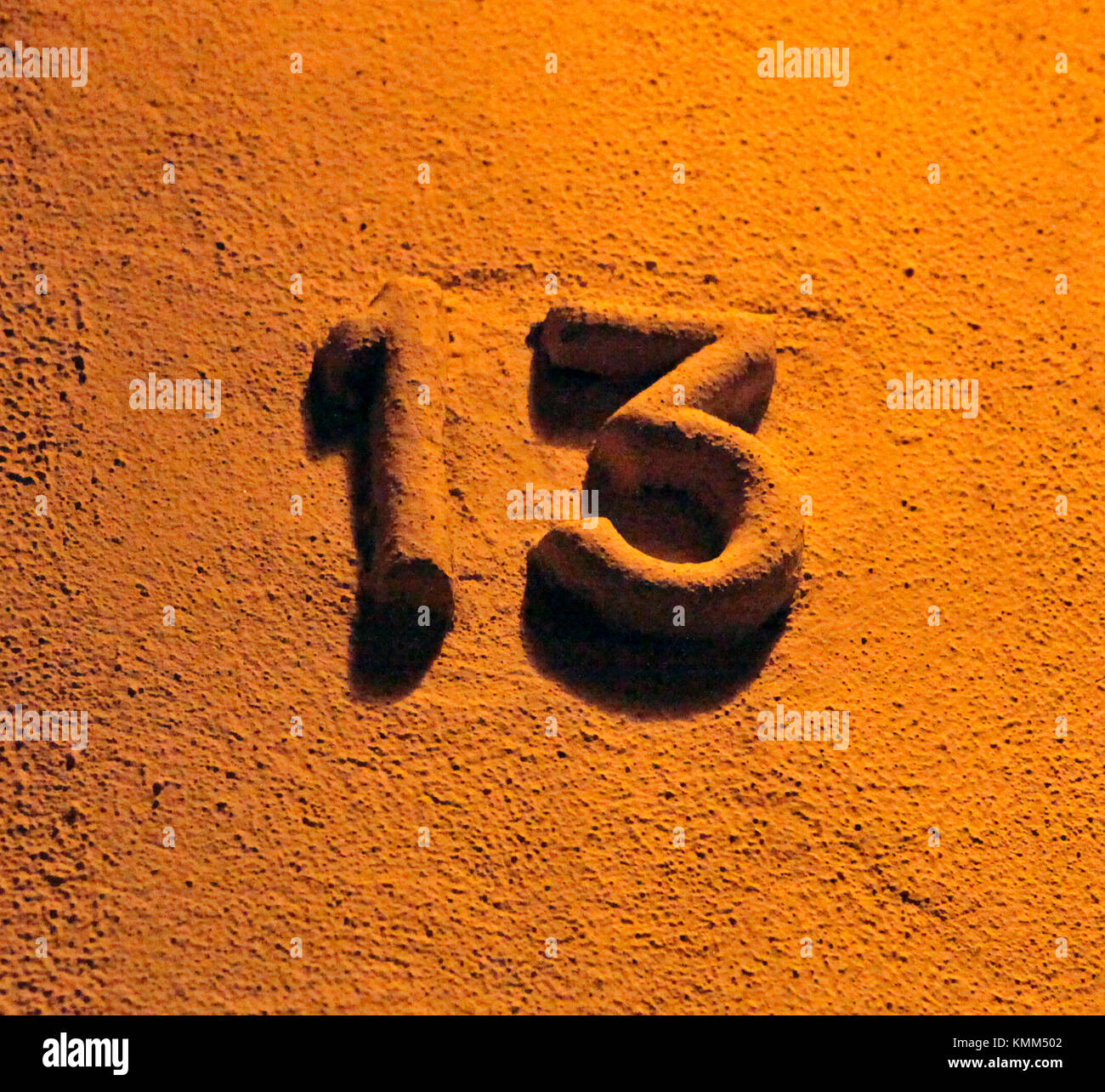 Il numero 13, scritto su un edificio a Gracia, Barcellona Foto Stock