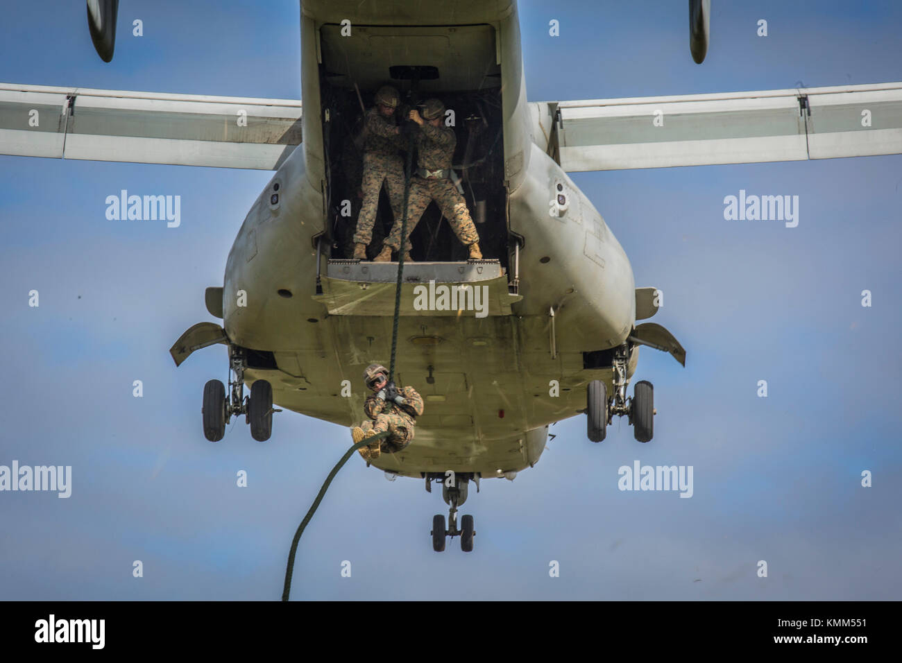 Us marine corps soldati corda veloce scendono da un US Marine Corps mv-22 Osprey assalto di sostegno aeromobili a camp hansen novembre 28, 2017 a Okinawa, Giappone. (Foto di Andy martinez via planetpix) Foto Stock