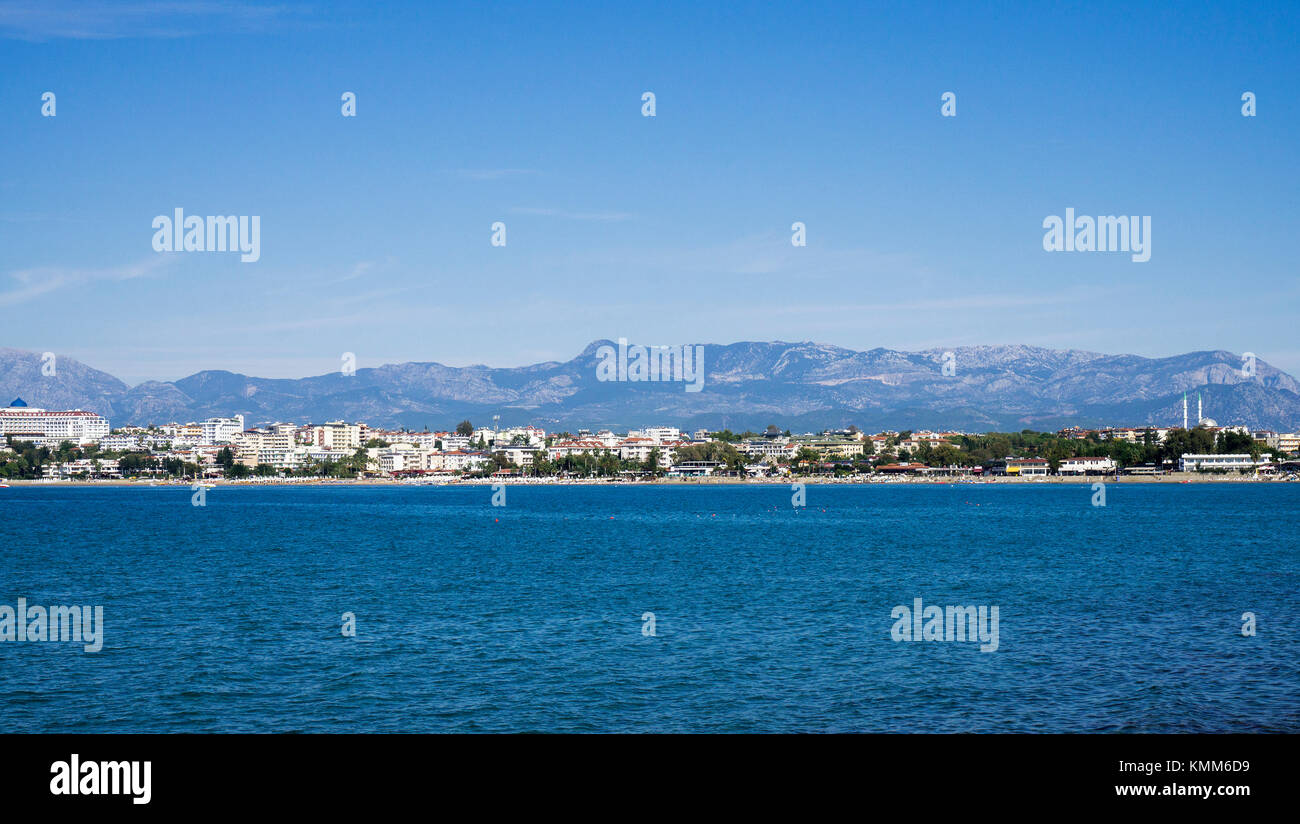 Il paesaggio della costa, vista dal mare sul lato dietro le montagne del taurus, riviera turca, Turchia Foto Stock
