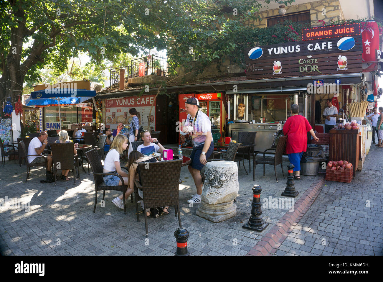 Bazaar, caffetterie e negozi di souvenir presso la vecchia città di Side, riviera turca, Turchia Foto Stock