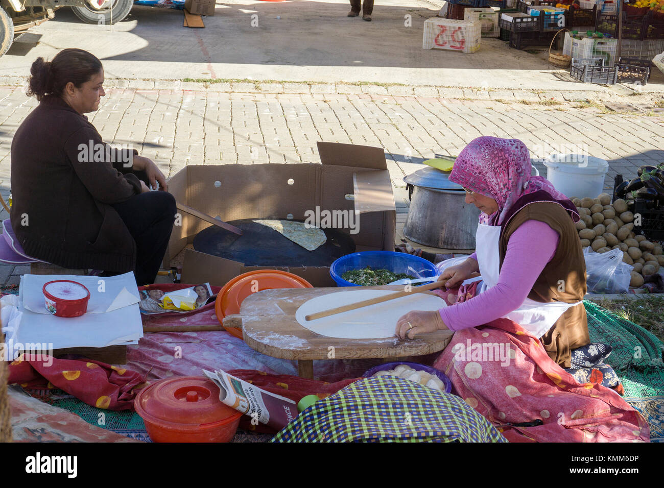 Donna turca che la cottura pide (focaccia) al mercato di Ocurcalar, riviera turca, Turchia Foto Stock