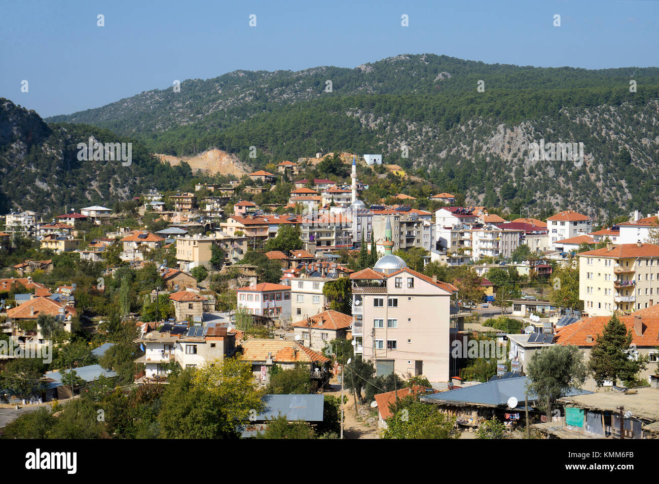 Il villaggio di montagna Guendogmus, Città distretto ad ovest dei monti Taurus, Anatolia, Turchia Foto Stock