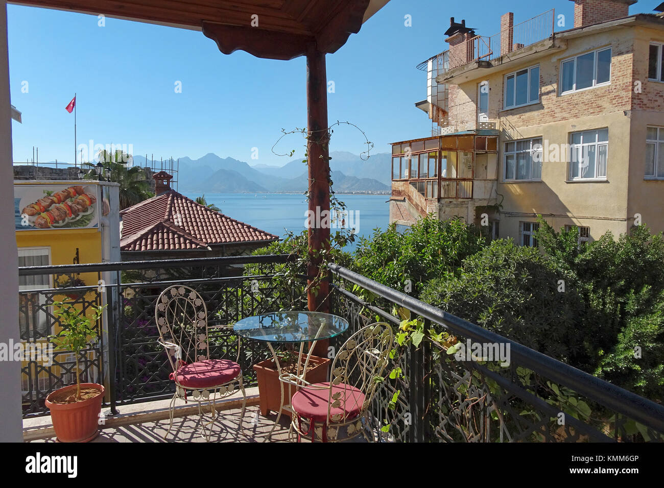 La vista dal balcone di una guesthouse a Kaleici sulla baia di Antalya e sui monti Taurus, Antalya, riviera turca, Turchia Foto Stock