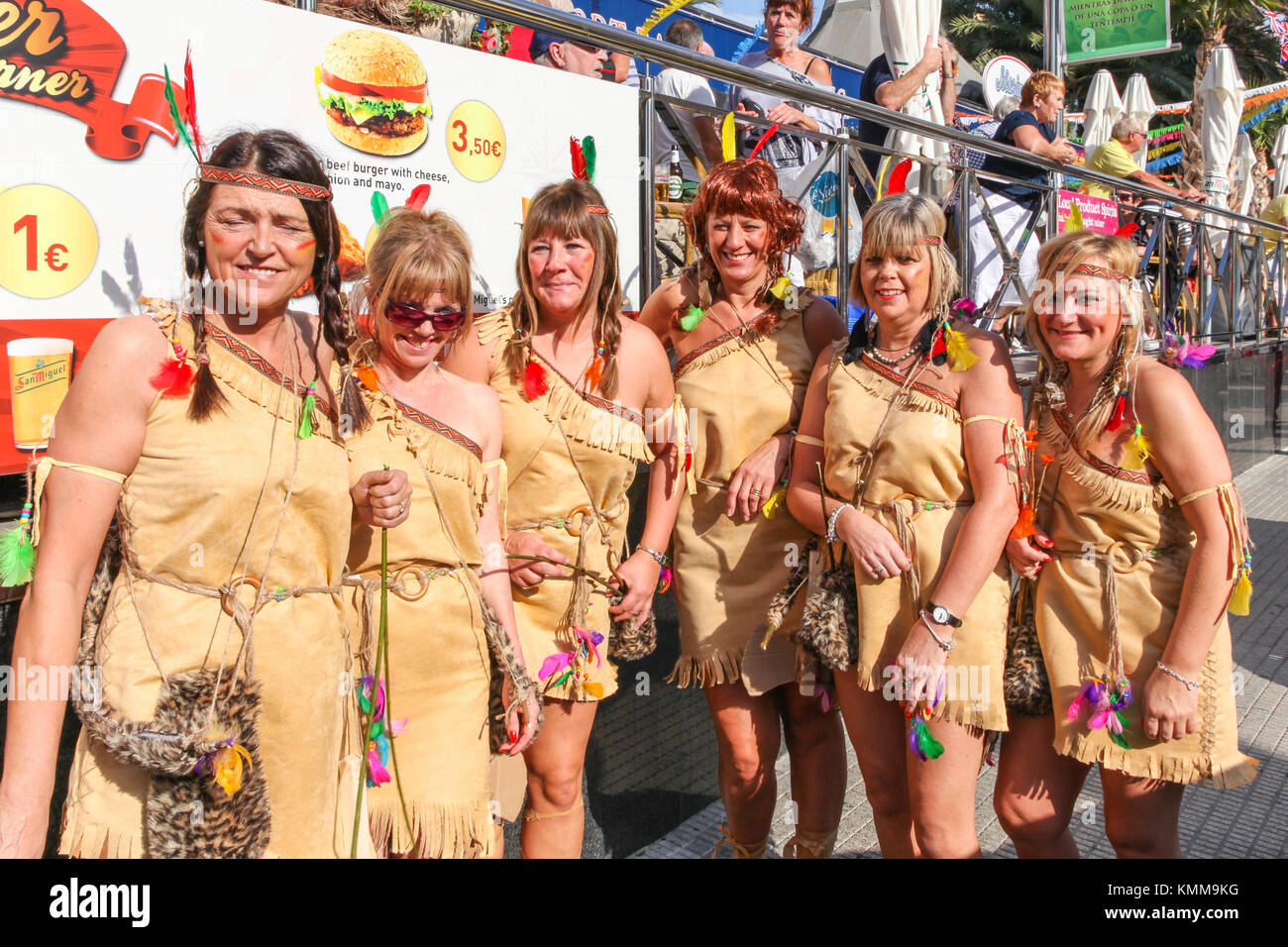 Benidorm città nuova British fancy dress giorno gruppo di donne abbigliate come sqwaws indiano Foto Stock