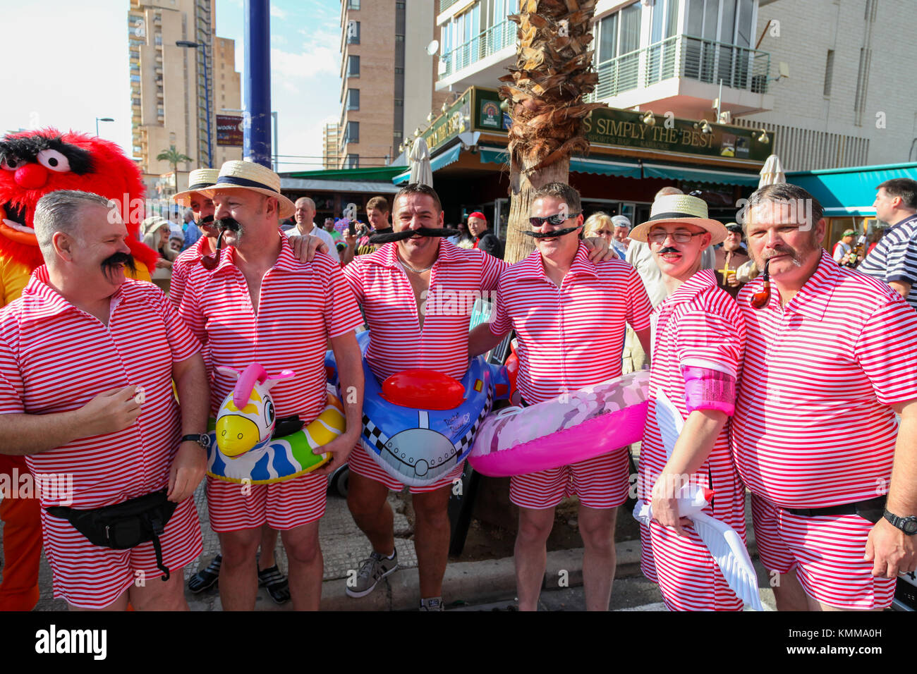 Benidorm città nuova British fancy dress giorno gruppo di uomini vestiti come bagnanti vittoriano Foto Stock