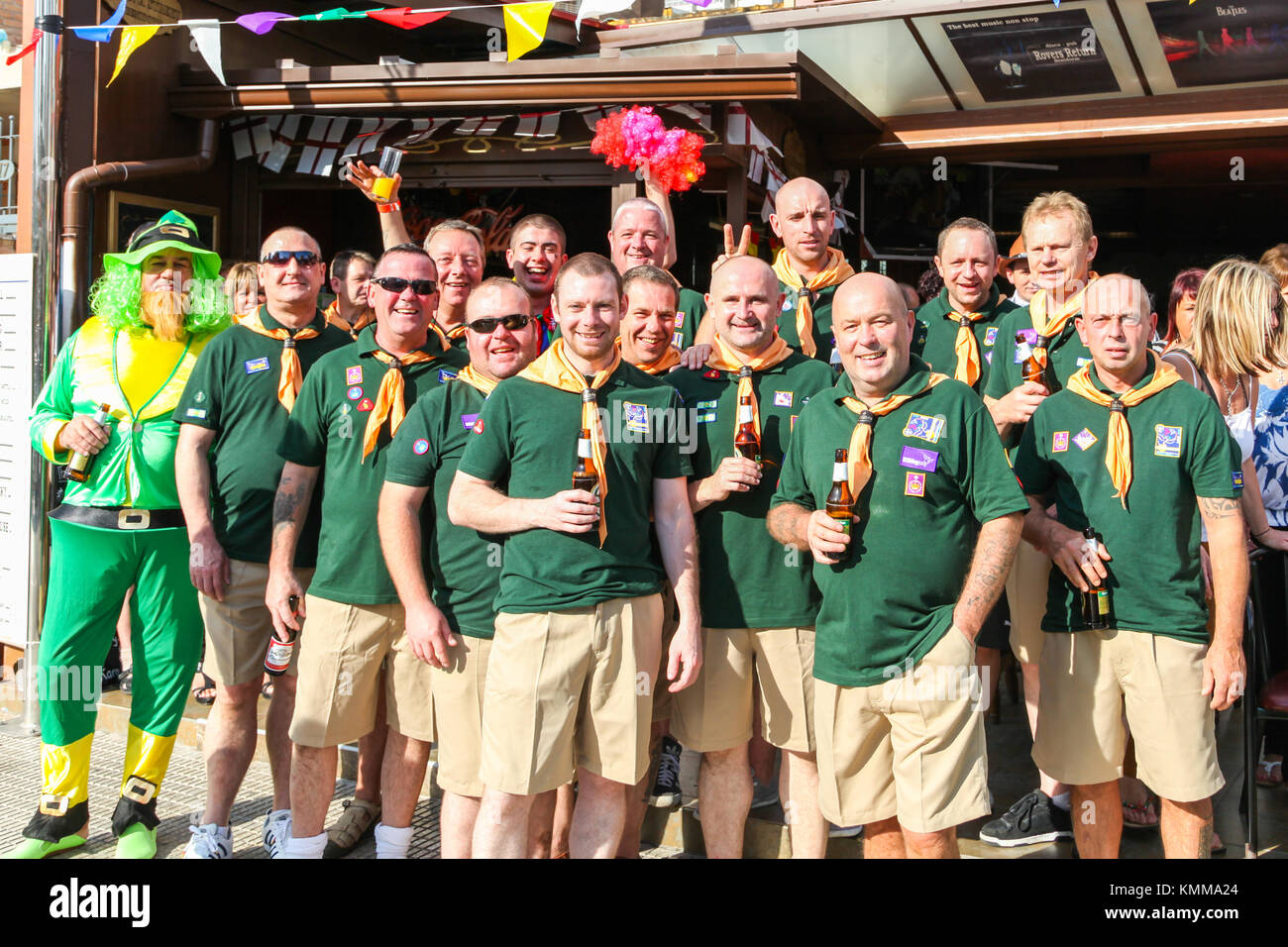 Benidorm città nuova British fancy dress giorno gruppo di uomini vestiti  come boy scout con la birra Foto stock - Alamy