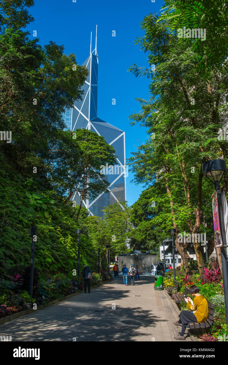 La Bank of China Tower attraverso Hong Kong Park, Hong Kong Foto Stock