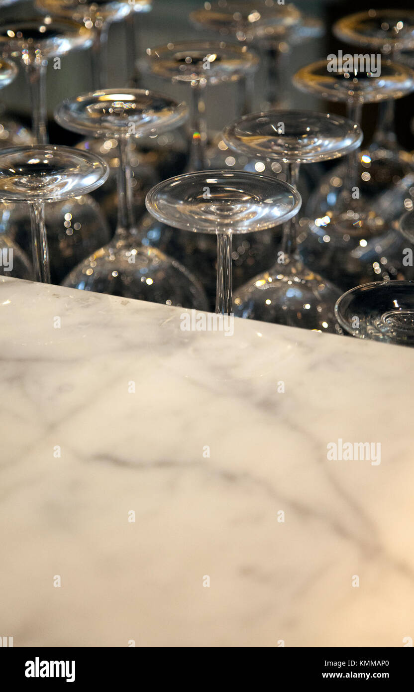 Bancone Bar bicchieri Foto Stock