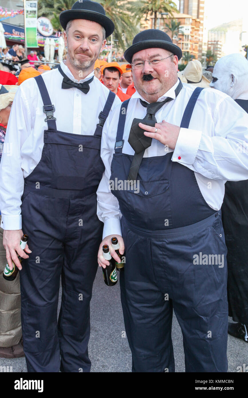 Benidorm città nuova British fancy dress giorno uomini vestiti come Laurel  e Hardy Foto stock - Alamy