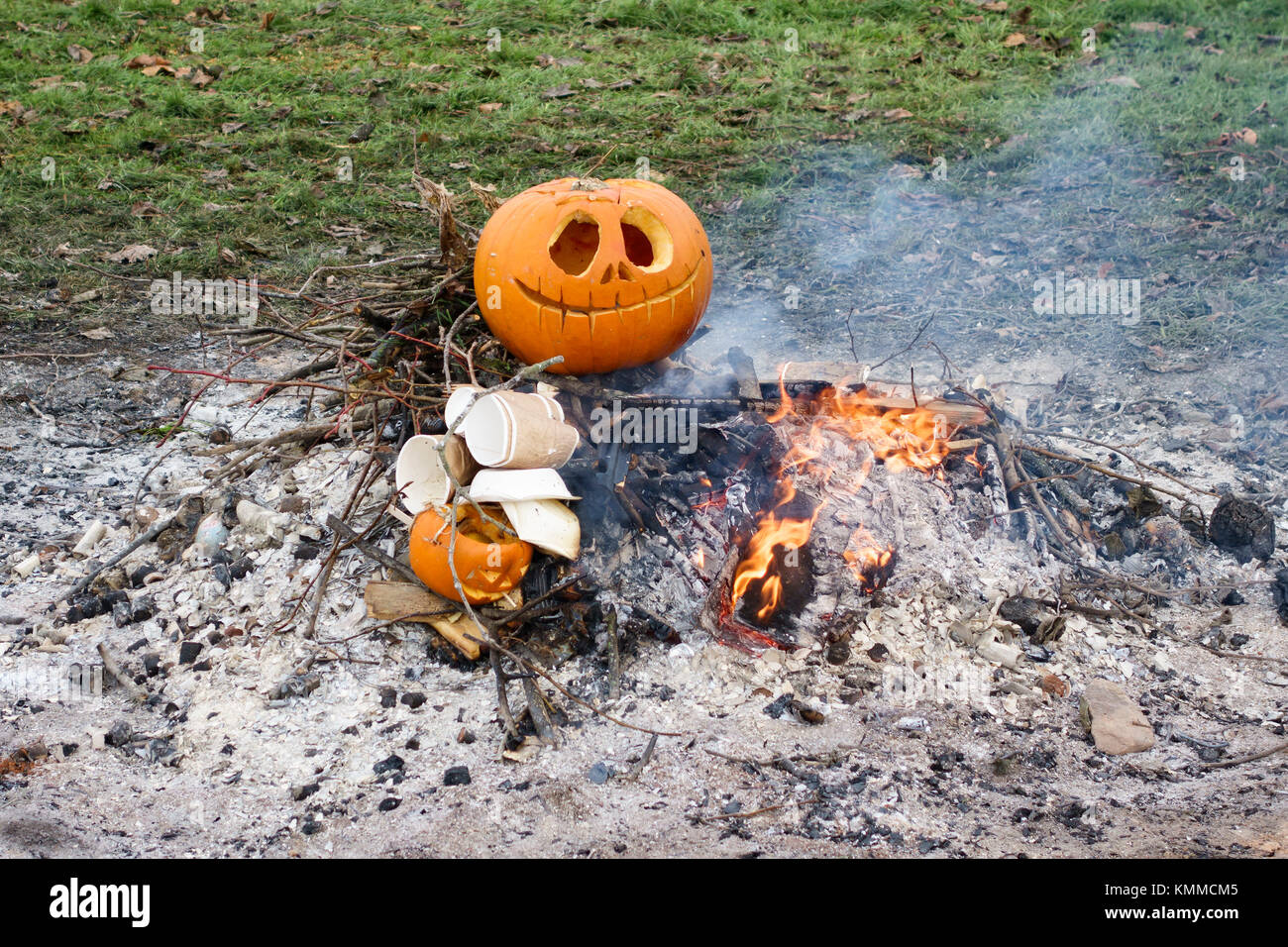Regno Unito. Zucche e altri rifiuti essendo bruciato la mattina dopo una festa di Halloween Foto Stock