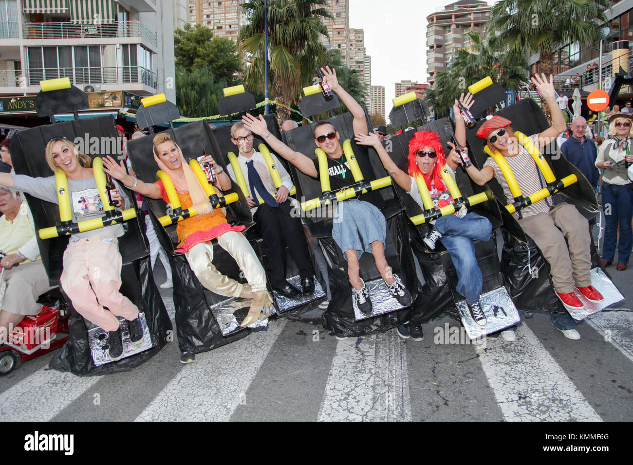 Benidorm città nuova British fancy dress giorno gruppo di persone vestite come un roller coaster ride Foto Stock