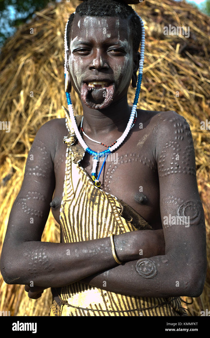 Ragazza adolescente dalla tribù dei Mursi ( Etiopia) Foto Stock