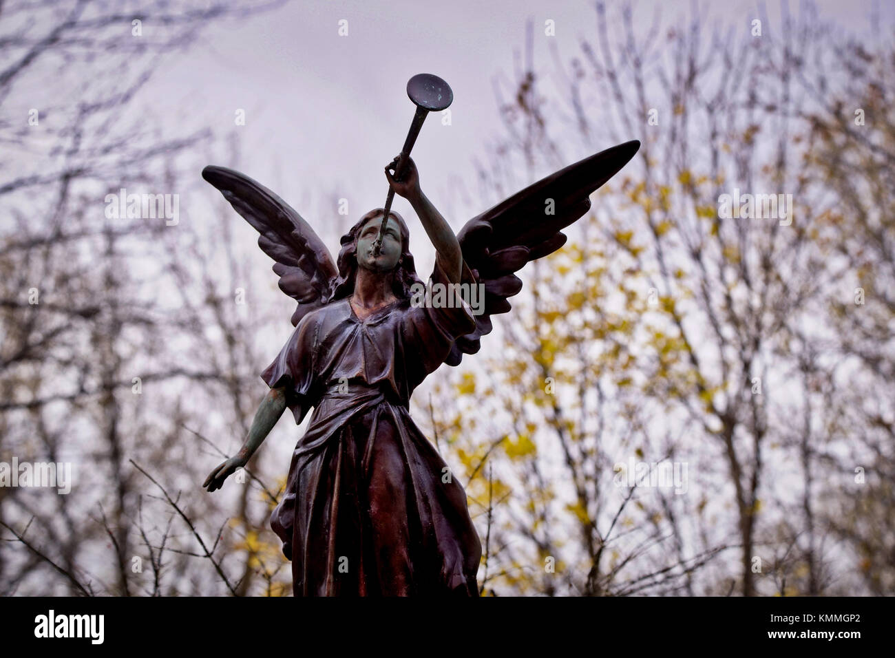 Montreal, Canada,Novembre 24,2016. Statua di bronzo di un angelo in un cimitero.Credit:Mario Beauregard/Alamy Live News Foto Stock