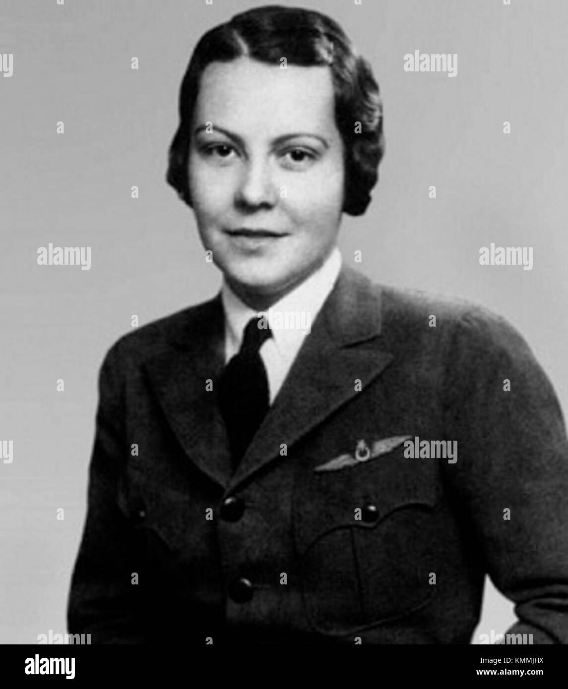 Sabiha Gökçen è stata la prima donna pilota di combattimento della Turchia e una figura influente nella storia dell'aviazione turca. Come pioniera in un campo dominato dagli uomini, ha dato contributi significativi sia all'aviazione turca che ai ruoli delle donne nella storia militare. Foto Stock
