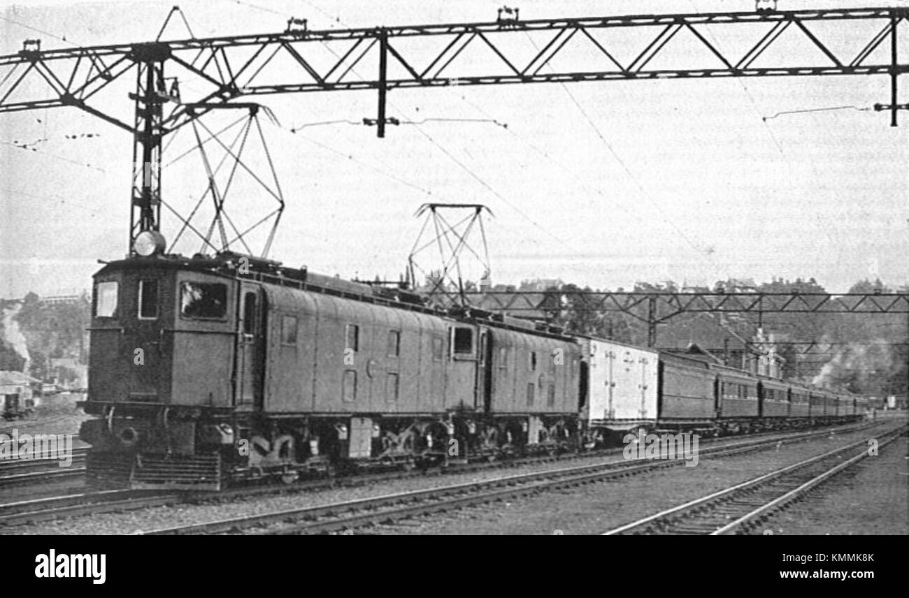 L'immagine del treno espresso con trasporto elettrico a Natal, Sudafrica, del 1928, illustra i progressi del trasporto ferroviario all'inizio del XX secolo. Il treno espresso, alimentato da elettricità, faceva parte di un significativo cambiamento nella tecnologia dei trasporti durante questo periodo. L'inclusione del lavoro di CJ Allen nella "Steel Highway" riflette la sua importanza nella storia dei sistemi ferroviari e dell'innovazione tecnologica in Sud Africa. Foto Stock
