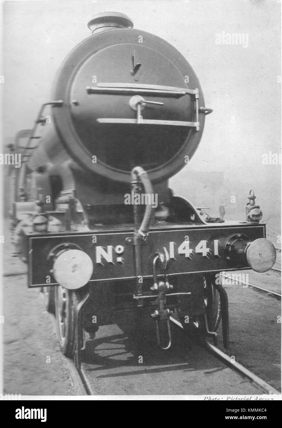 La grande caldaia GNR C1 Atlantic è un pezzo significativo di ingegneria ferroviaria, presente in "All About Railways" di Hartnell. Il design si concentra sulle dimensioni della caldaia e sul suo impatto sulle prestazioni della locomotiva. Foto Stock