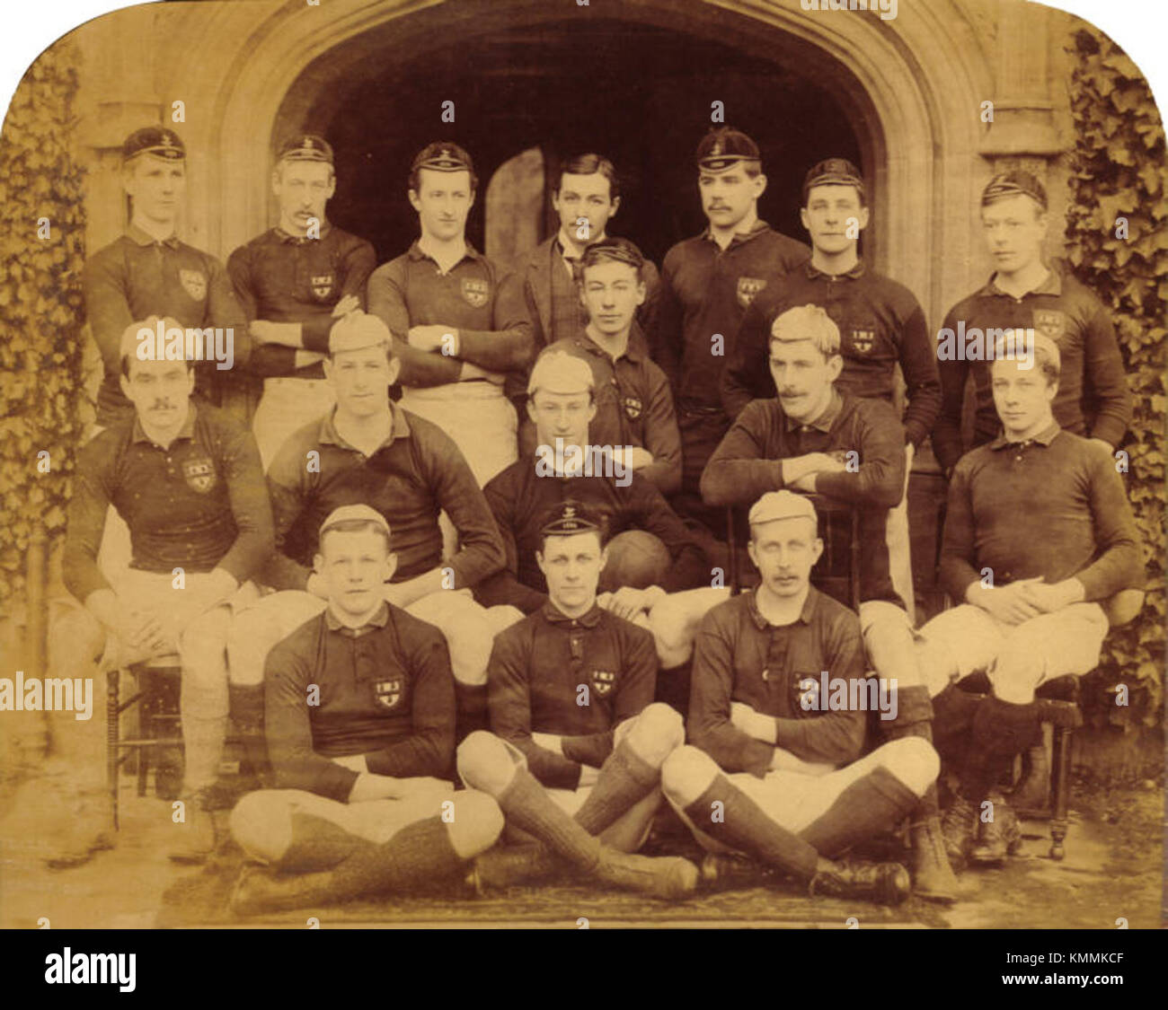 La squadra di rugby XV del Jesus College del 1889 è una fotografia storica che cattura la squadra di rugby del college alla fine del XIX secolo. Riflette la tradizione del rugby all'Università di Cambridge. Foto Stock