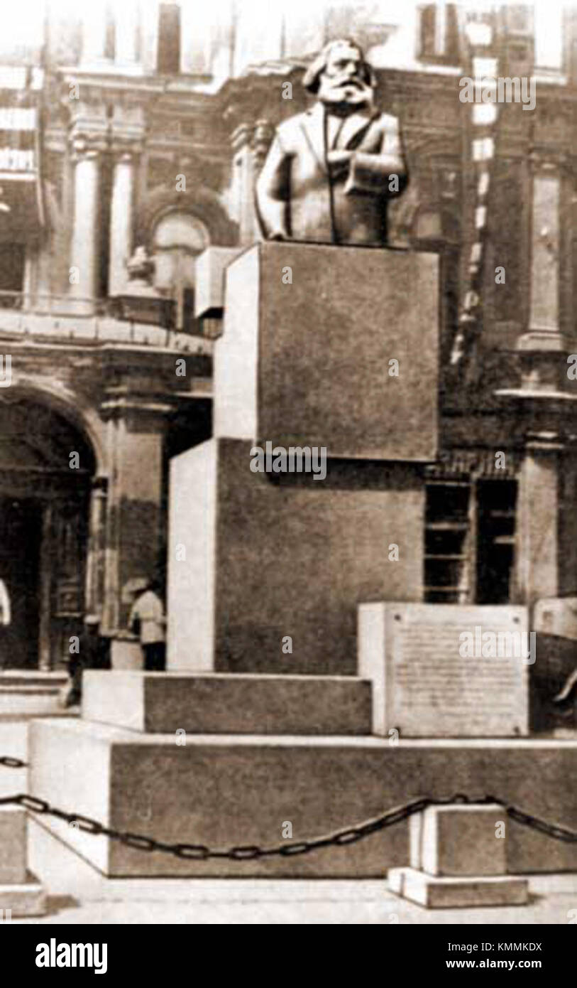 Il monumento di Karl Marx a Kiev, in Ucraina, fu eretto nel 1939 per commemorare i contributi di Karl Marx all'ideologia marxista-leninista. La statua è stata rimossa nel 2015 durante il processo di decomunizzazione a seguito della spinta dell'Ucraina per un'identità più democratica. Foto Stock