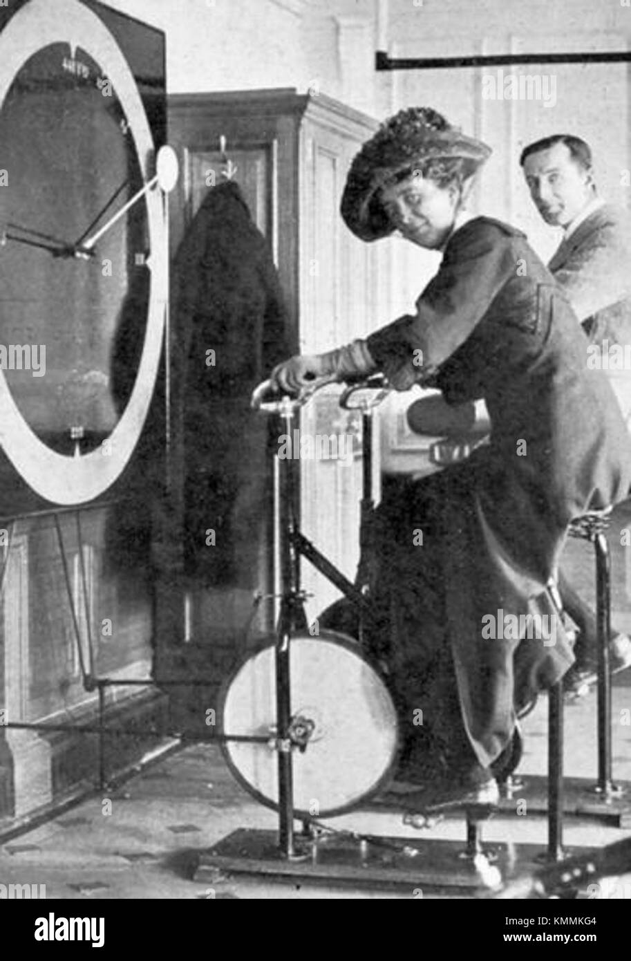 Una fotografia storica di Lawrence Beesley, un notevole insegnante di inglese e autore sopravvissuto al disastro del Titanic. L'immagine lo mostra in una sala da ginnastica, probabilmente scattata durante i suoi ultimi anni. Beesley è meglio conosciuto per il suo libro "The Loss of the SS Titanic", che racconta la sua esperienza diretta della tragedia. Foto Stock