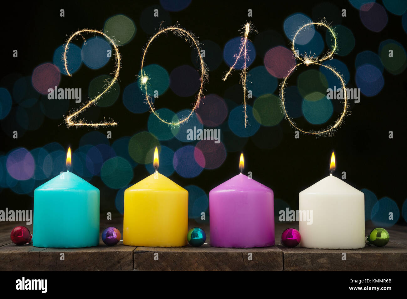 Multicolore di candele accese con bokeh e cifre 2018 su sfondo nero.Concetto di anno nuovo e xmas Foto Stock
