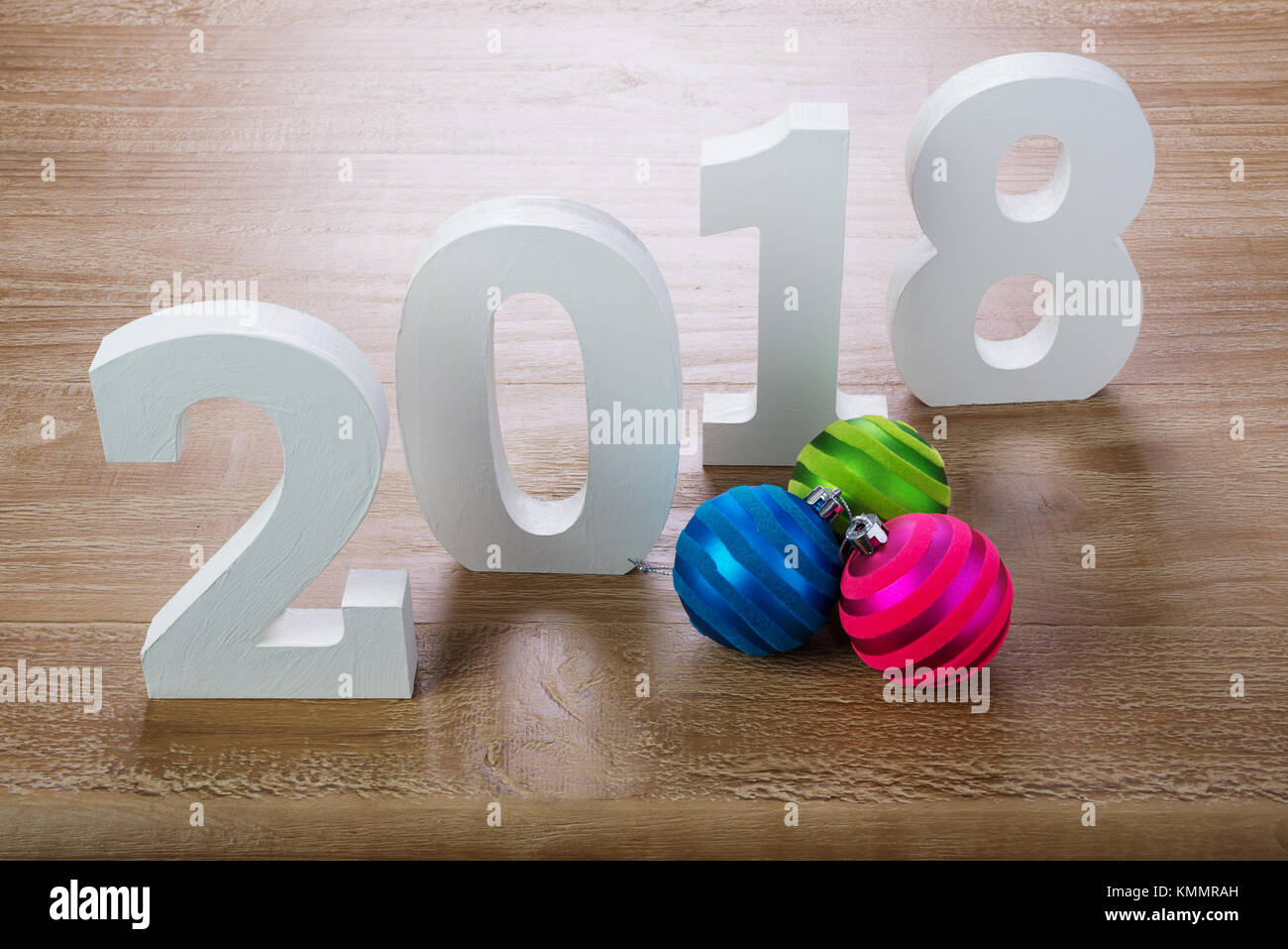 Cifre bianche 2018 con le palle di Natale in legno rustico sfondo il concetto di Capodanno e Natale. Foto Stock