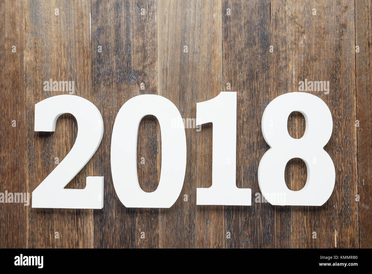 In legno e verniciati con colore bianco cifre 2018 su rustiche in legno ruvido background come concetto di anno nuovo e di natale.vista dall'alto. Foto Stock