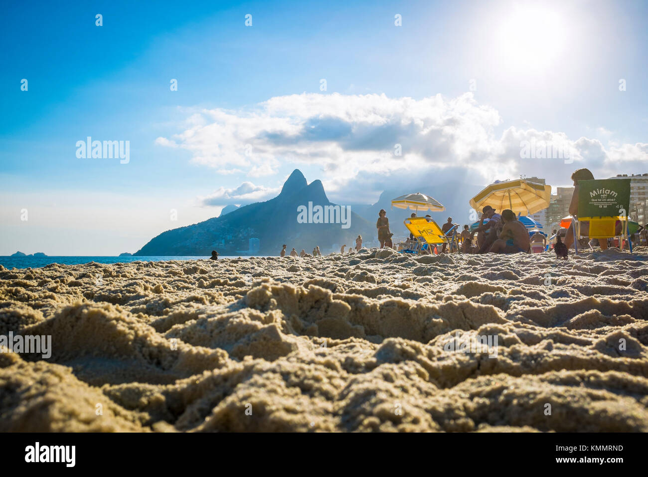 Rio de Janeiro - marzo 06, 2016: le persone a rilassarsi sulla spiaggia di Ipanema contro l'iconica silhouette di due fratelli mountain in background. Foto Stock