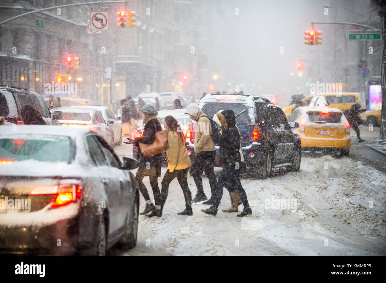 New York City - 7 gennaio 2017: una tempesta di neve in inverno porta il traffico di pedoni e di un lento strisciare al Flatiron Building sulla quinta avenue a midtown Foto Stock