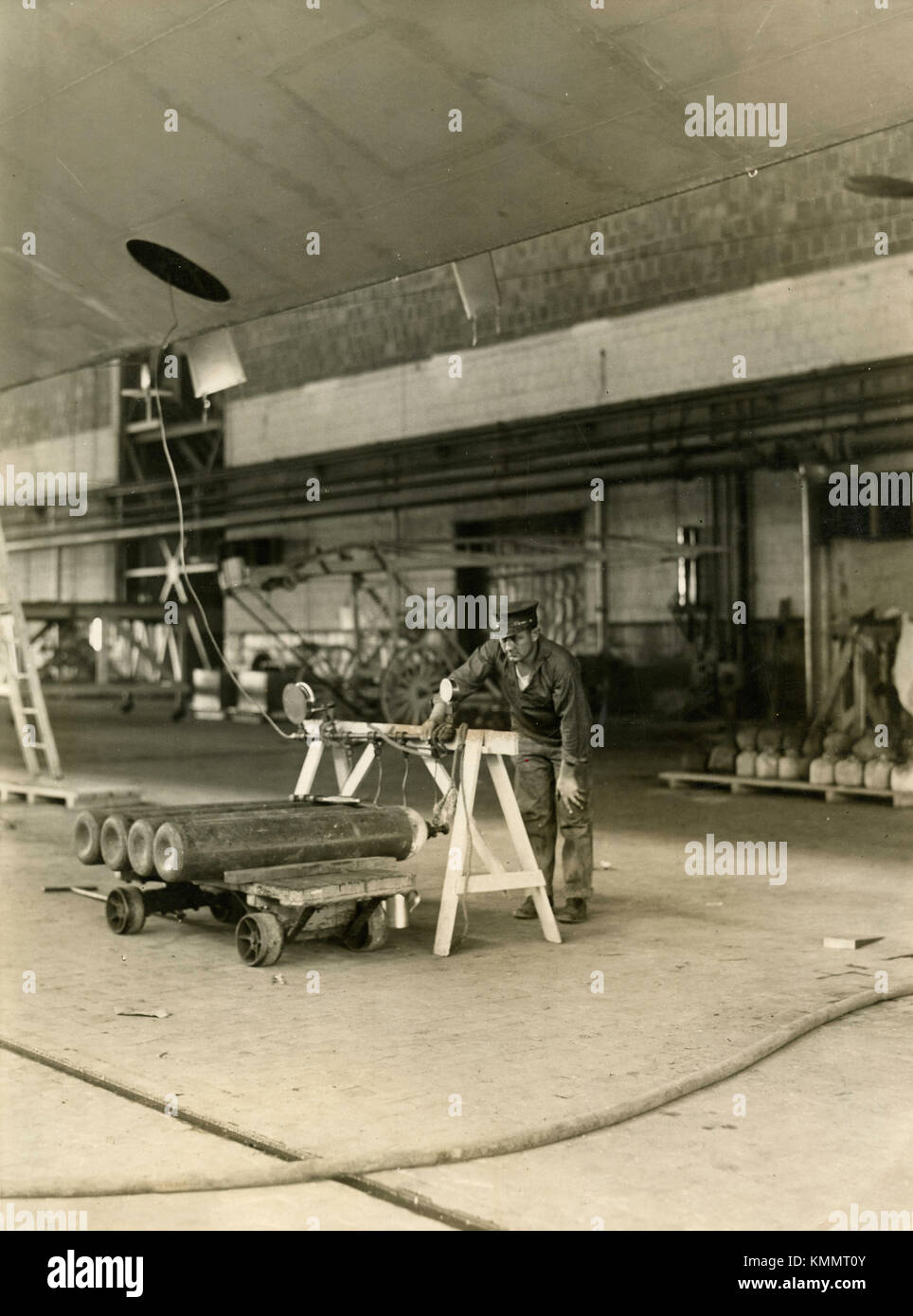 Pompaggio di aria compressa in motori di Zeppelin ZR-5, STATI UNITI D'AMERICA 1924 Foto Stock